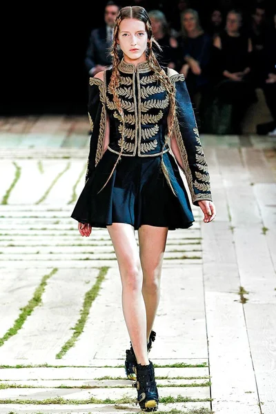 Look 10